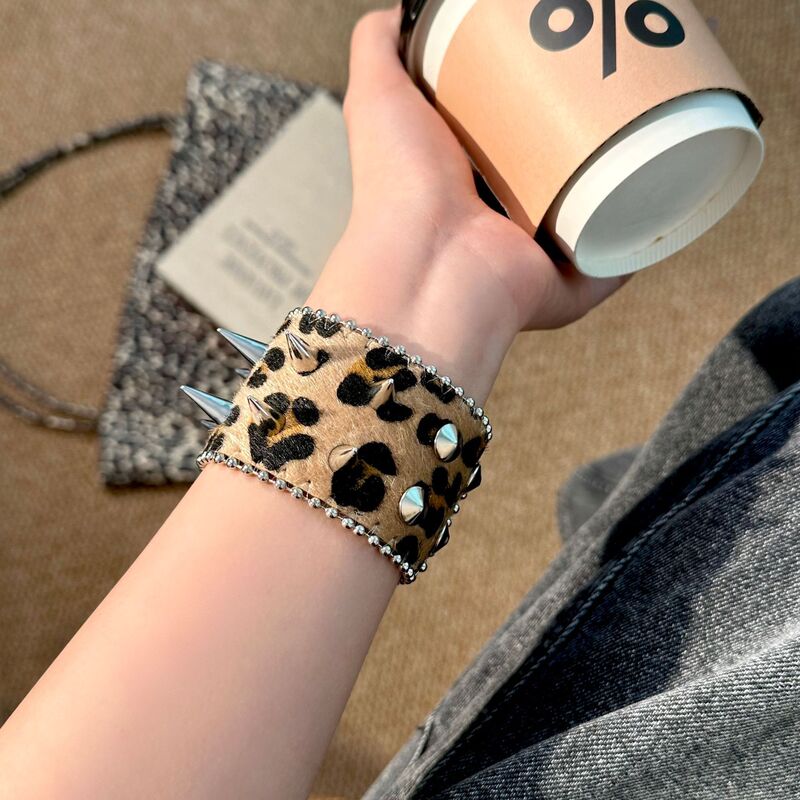 Niche European and American Style Rivet Wide Bracelet, Vintage Western Leopard Print Spicy Girl Leather Snap Bracelet, Y2K Wasteland Hand Accessory Niche European and American Style Rivet Wide Bracelet, Vintage Western Leopard Print Spicy Girl Leather Snap Bracelet, Y2K Wasteland Hand Accessory