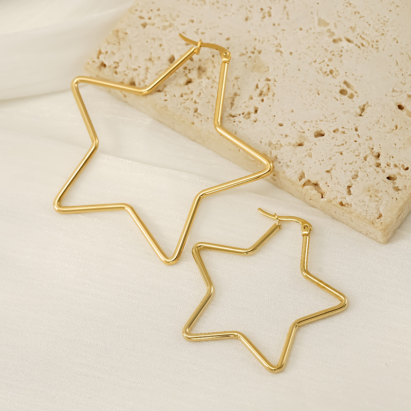 Pendientes de acero inoxidable exagerados geométricos europeos y americanos transfronterizos Pendientes de estrella de cinco puntas simples y versátiles de acero de titanio chapado en oro
