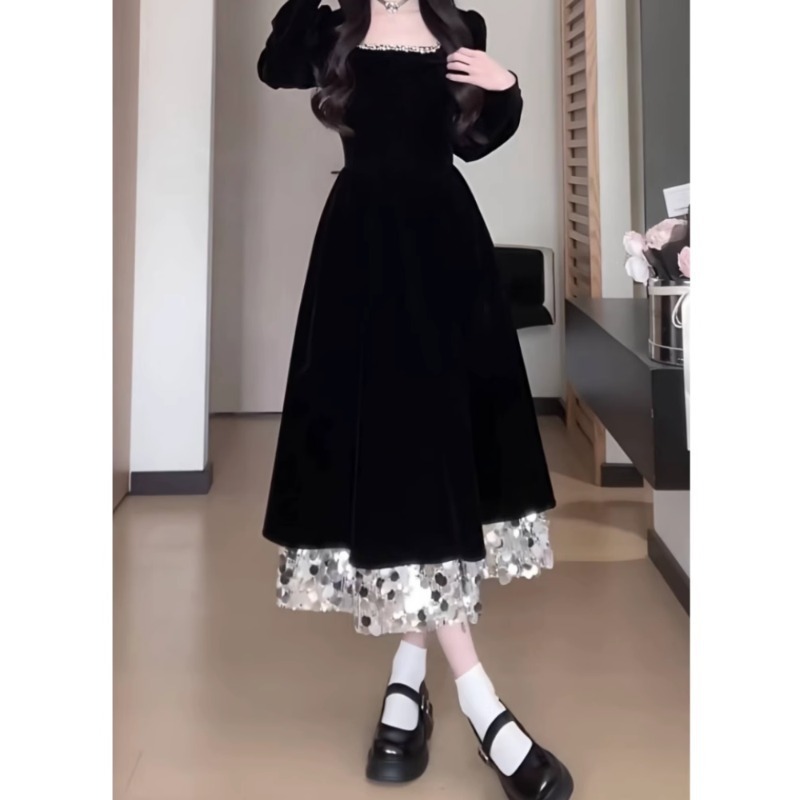 小黑连衣裙女秋冬亮片方口领赫本风2025新款显瘦气质收腰生日裙子|undefined