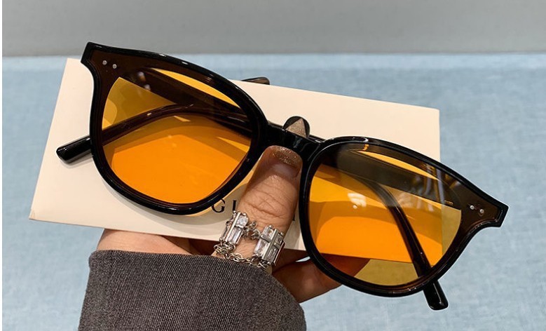 두 개의 노란색 필름