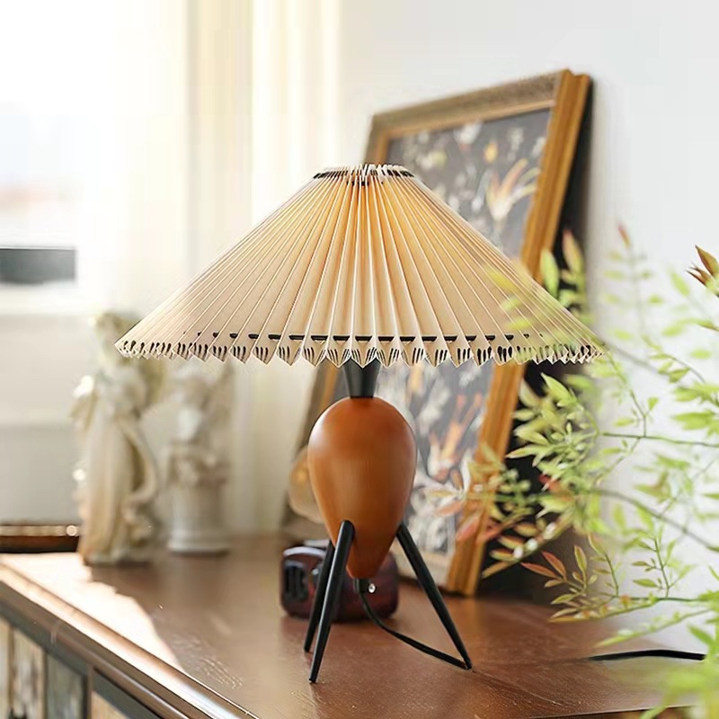 Vintage retro high-end Korean Instagram blogger style trendy bedroom bedside pleated small table lamp