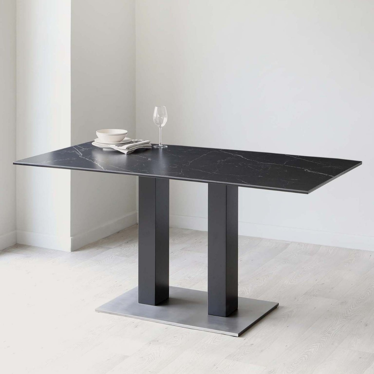 Mesa de comedor de vidrio temperado, mesa de roca de lujo, mesa de comedor moderna y simple.