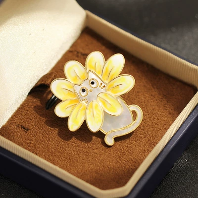 Eco-Friendly Electroplated Purple and Yellow Enamel Shell Cat Brooch, Cute High-End Animal Pet Pin Accessory for Women (Yaxa sancaqları) - gold-background-yellow