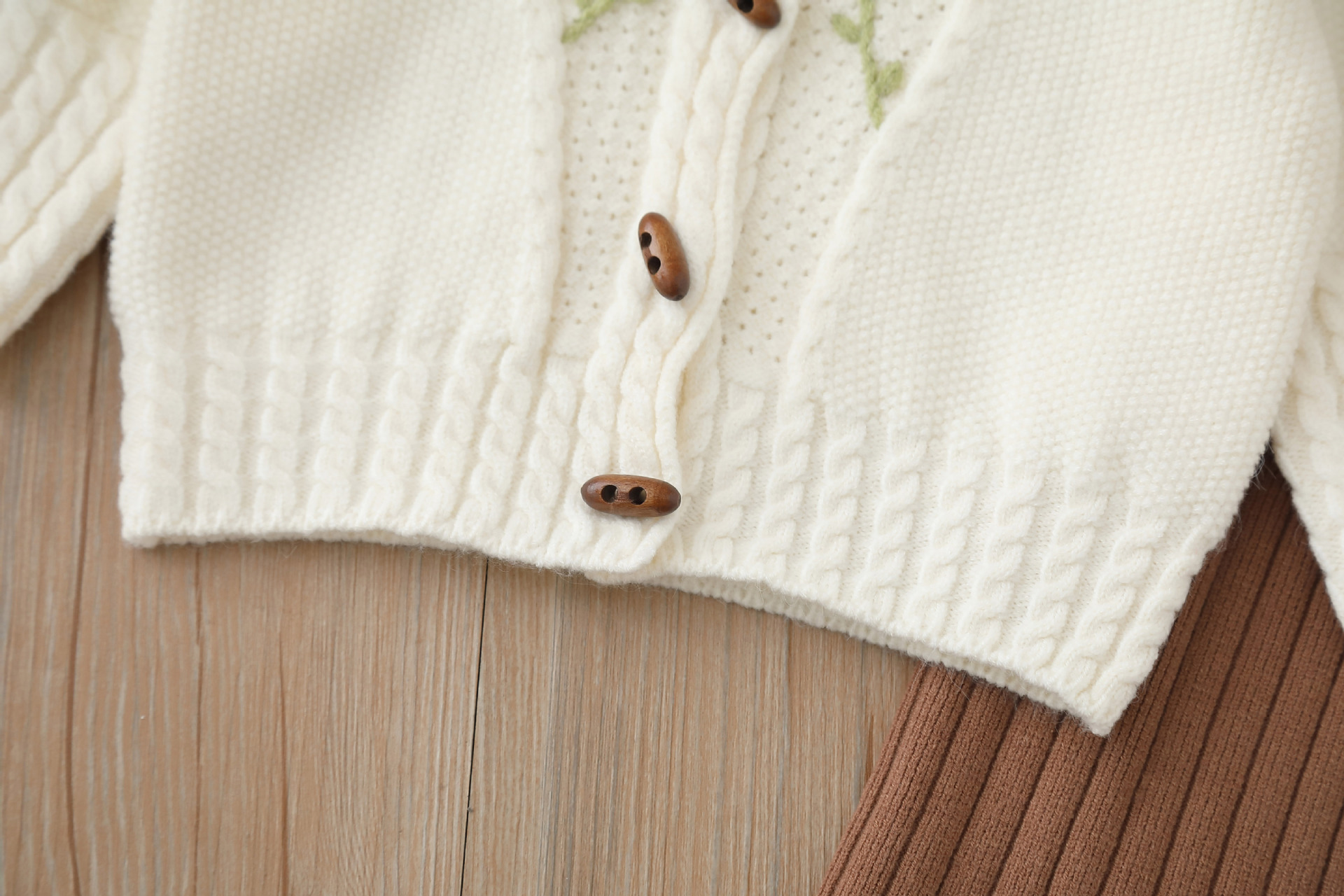 Set pantaloni tricotați din două piese pentru fete, toamnă/iarnă 2024, model nou, model Treasure, model lucrat manual cu flori_voghion.com