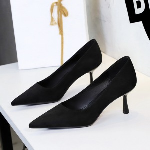 9517 European and American style elegant socialite fashion slim heels, pointed shallow mouth, comfortable suede single s