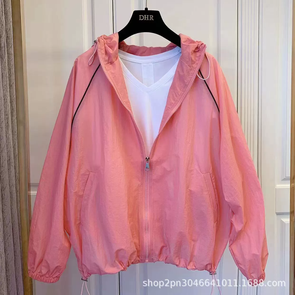 Солнцезащитная одежда с капюшоном для женщин, свободная тонкая куртка, летняя мода, универсальная, легкая, ветрозащитная, рубашка для занятий спортом на открытом воздухе, модная и дышащая.