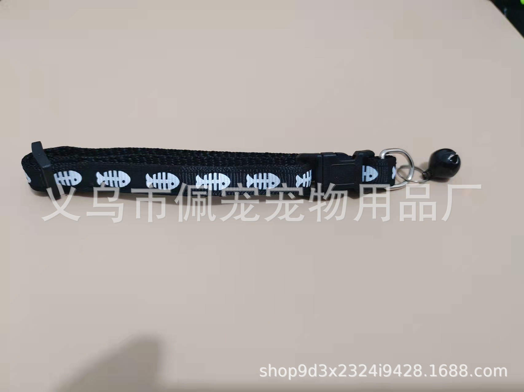 Peg Baby 1.0cm gato collar anti-perdida hueso de pescado collar de mascota campanas anti-perdida diseño