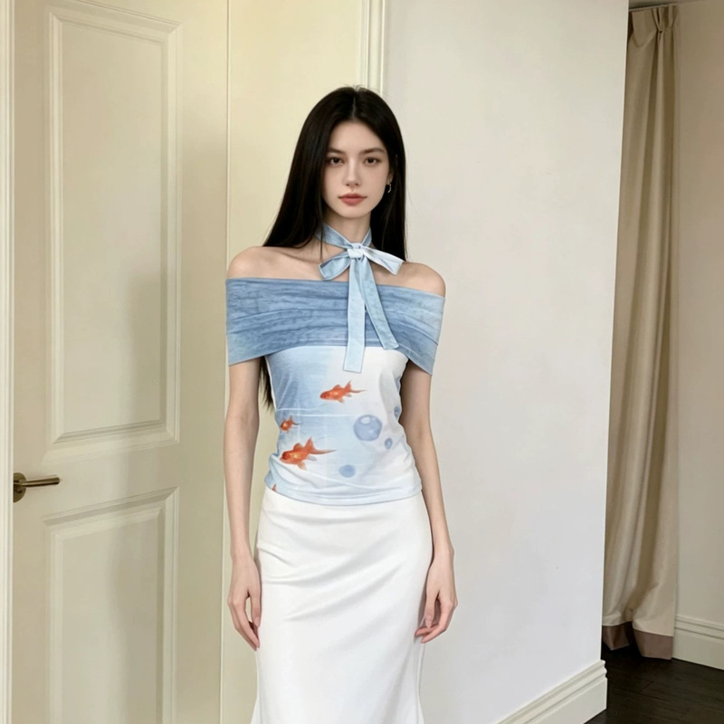 Unique Zen-inspired set with water ripple pattern, soda and small fish print, off-shoulder T-shirt, fresh and slim-fit short top for women
