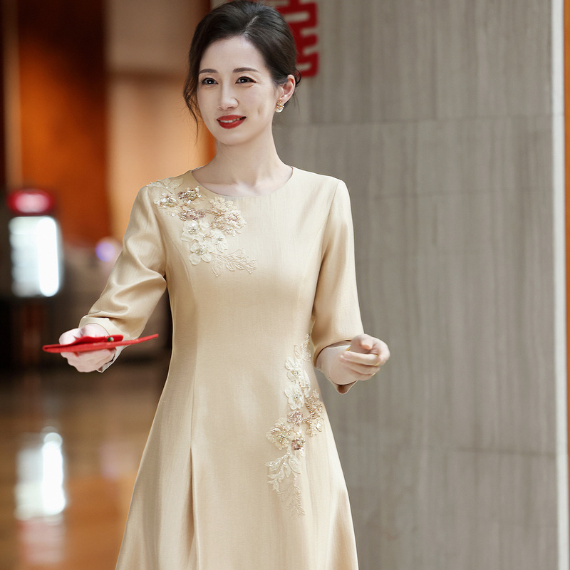New stylish and elegant dress for young mothers, suitable for mother-in-law at wedding banquets, 2026 autumn collection New stylish and elegant dress for young mothers, suitable for mother-in-law at wedding banquets, 2026 autumn collection