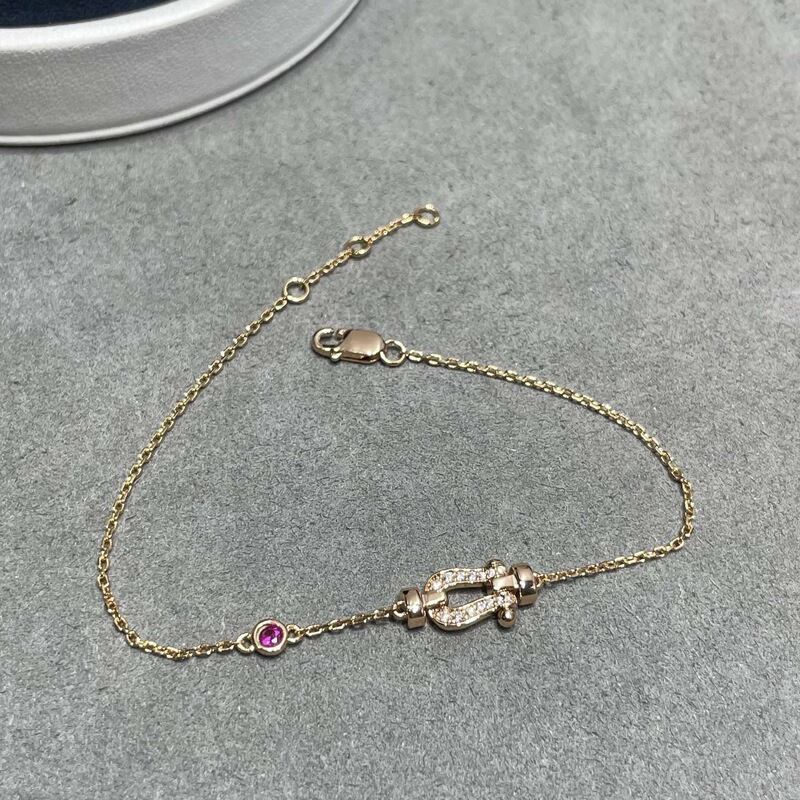 High Version V Gold Craft Good Luck Pink Diamond Embellished New Mini Horseshoe Full Diamond Bracelet for Women Small and Stackable.