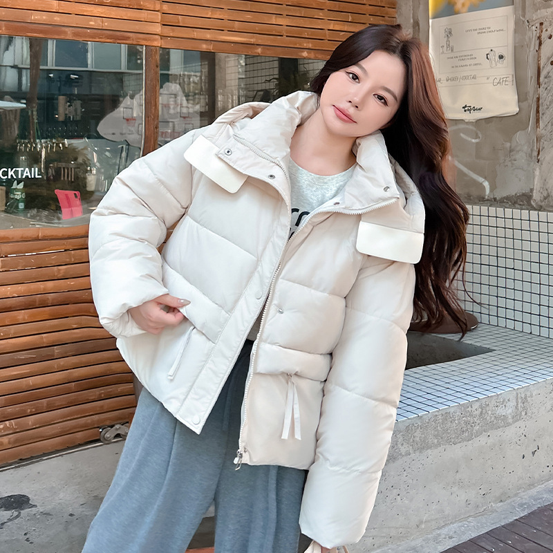 Productos europeos cortos de pluma de algodón mujer 2025 nuevo invierno explosivo engrosado de alta gama chaqueta de algodón extranjero chaqueta de moda