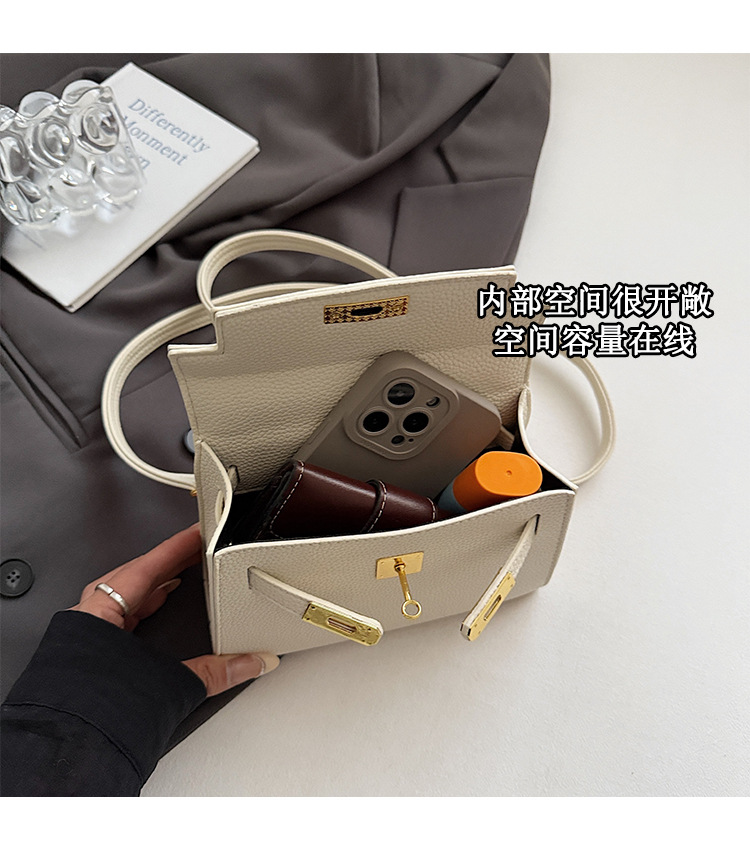 This year, a new women's casual summer single-shoulder crossbody bag with a niche design is in vogue. The hand-held small square bag is popular undefined
