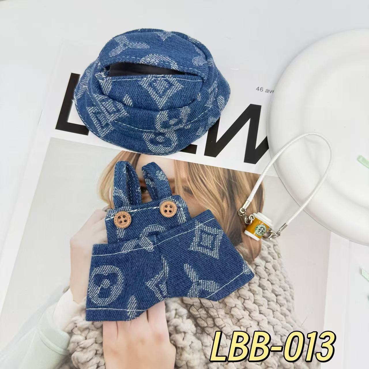 Una, dos y tres generaciones de ropa Labubu colgantes de ropa Labubu se sienta ropa de bebé, pantalones de mochila, set de tendencia explosiva sombrero de pescador