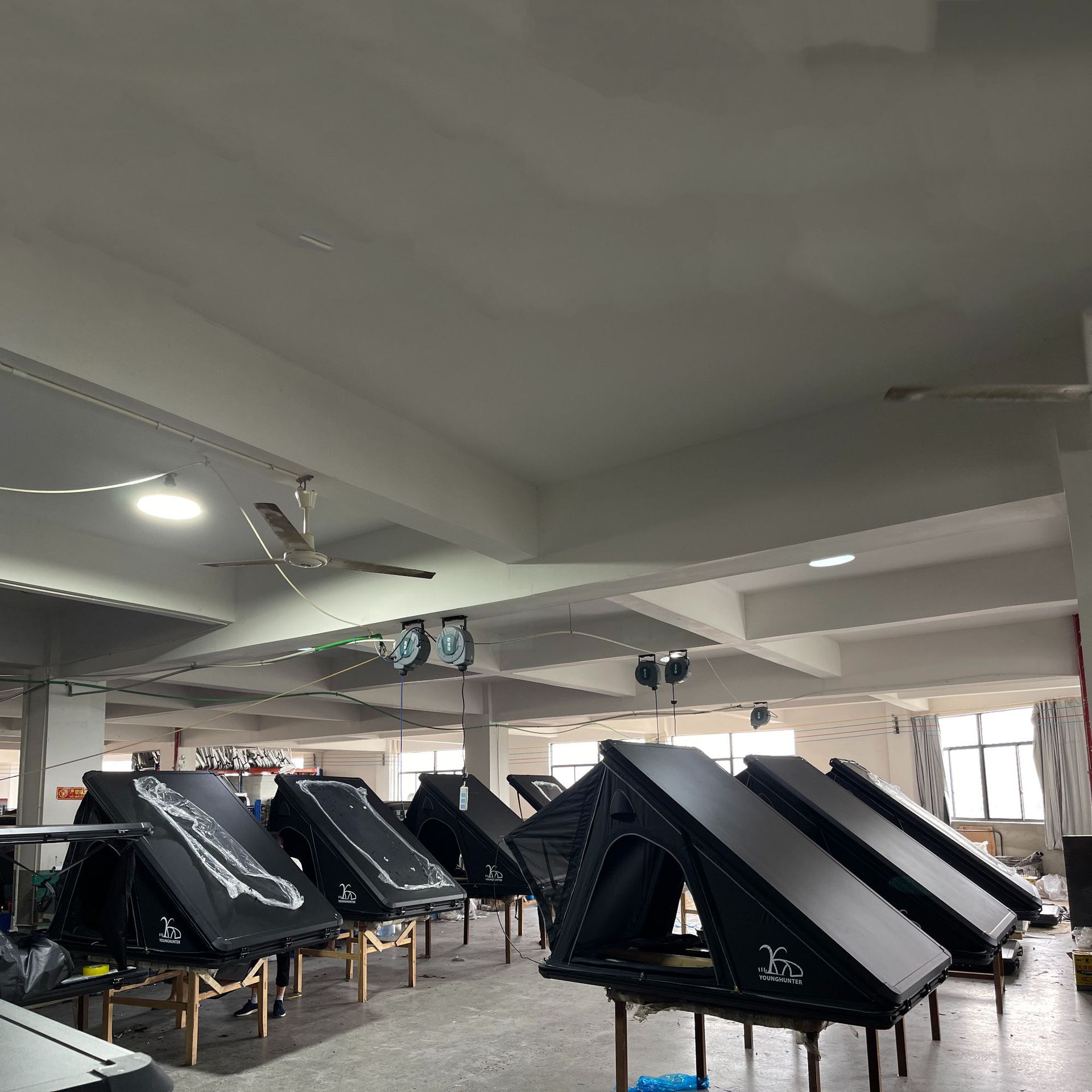 Carpa de techo triangular de aleación de aluminio sin construir carpa de techo duro de SUV de apertura rápida