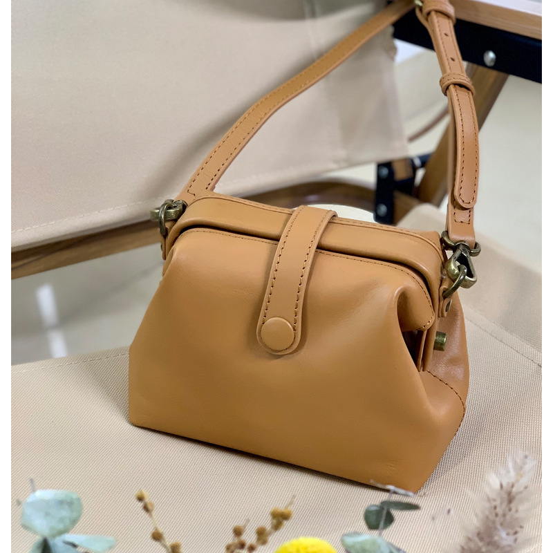 Wholesale New Women's Crossbody Bag Genuine Leather Casual Commuter Doctor Bag Large Capacity Vintage Shoulder Bag Vegetable Tanned Leather - Thumbnail 7