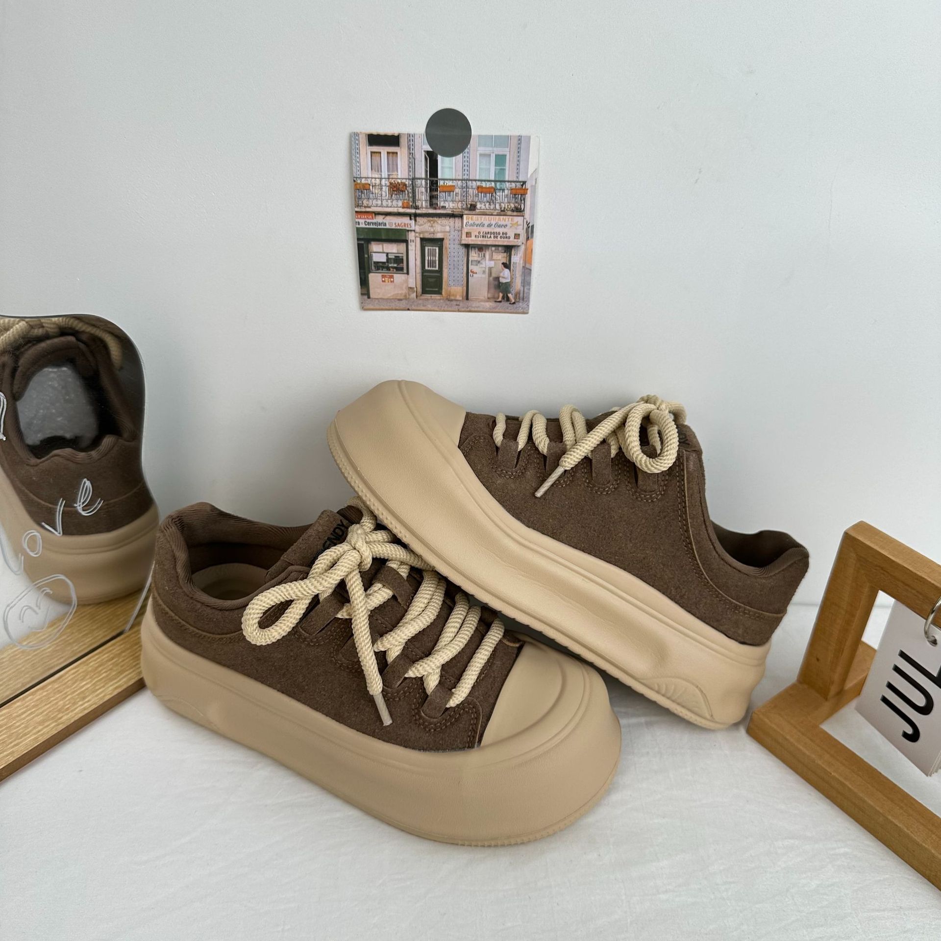 Los zapatos de skate retro americanos de cabeza grande para mujeres 2024 otoño nuevo cordón de cabeza redonda de moda zapatos de skate antideslizantes de suela gruesa A9870