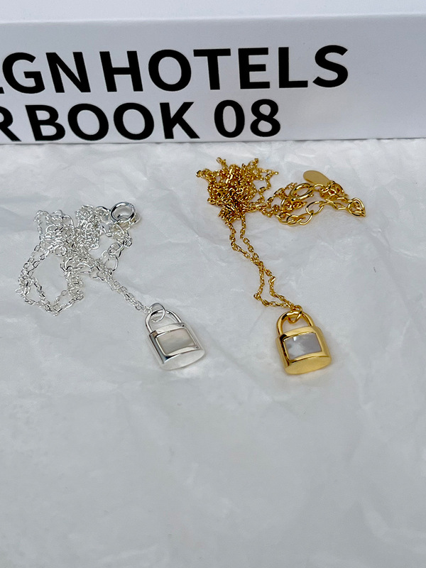 Press the Weekend Korean Ins Style Key Lock Necklace for Women Accessible Luxury Niche White Mother-Of-Pearl 925 Sterling Silver Pendant for Women