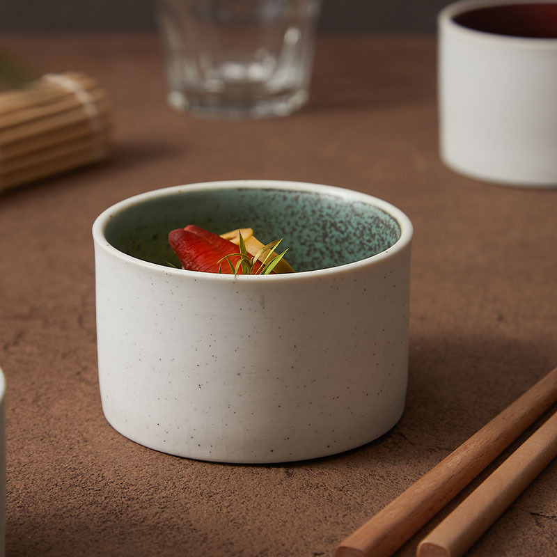 El estilo japonés original y simple de pimienta, platos de sal, platos de postre, condimentos, platos de ensalada de frutas, platos de arroz y cubiertos