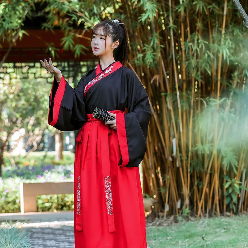 넓은 소매, 상단은 검정색, 하단은 빨간색 여성용 모델