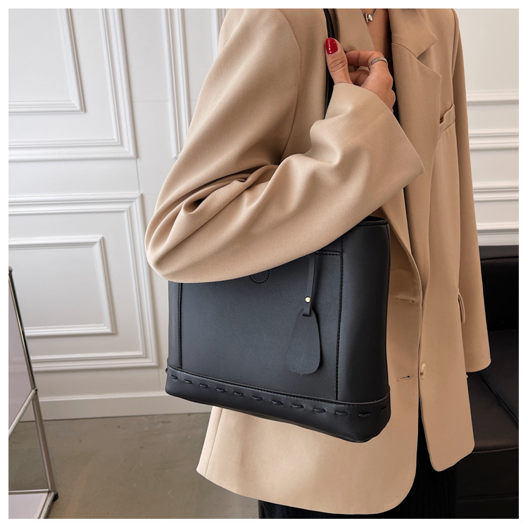 Grande Capacité Sac Sac De Femmes 2021 Nouvelle Mode Automne Hiver Rétro Épaule Messenger Sac Polyvalent Sens Élevé Fourre-tout Sac display picture 9