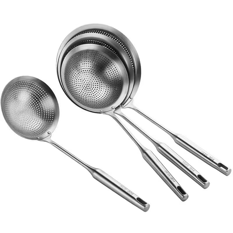 Acero inoxidable gran cuchara de cocina de grado alimenticio frio setos de madera de mango largo boltón de fideos de pesca cuchara de perforación de malla cerrada cuchara de fideos resistente a alta temperatura