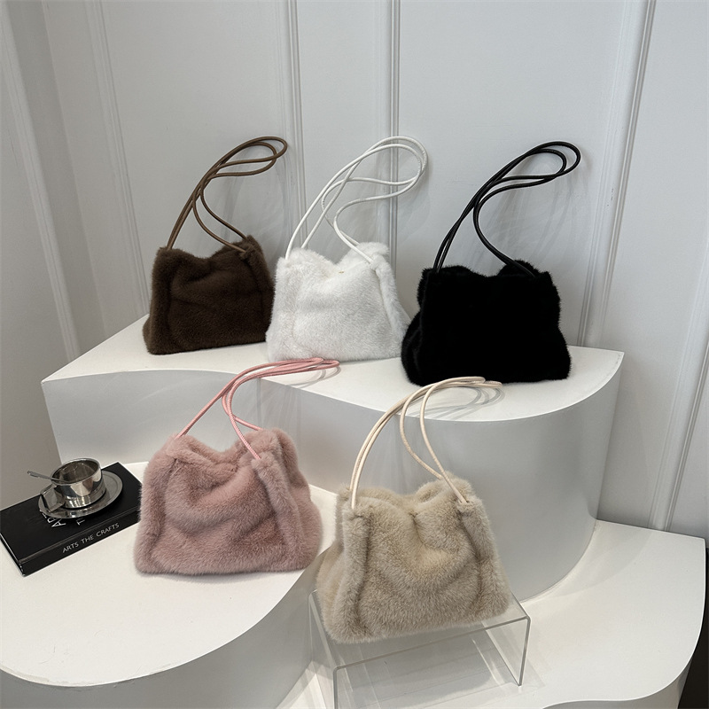 Personalidad bolso de gran capacidad para mujeres 2024 invierno nuevo bolso cuadrado simple de moda extranjera viaje bolso de hombro bajo la axila