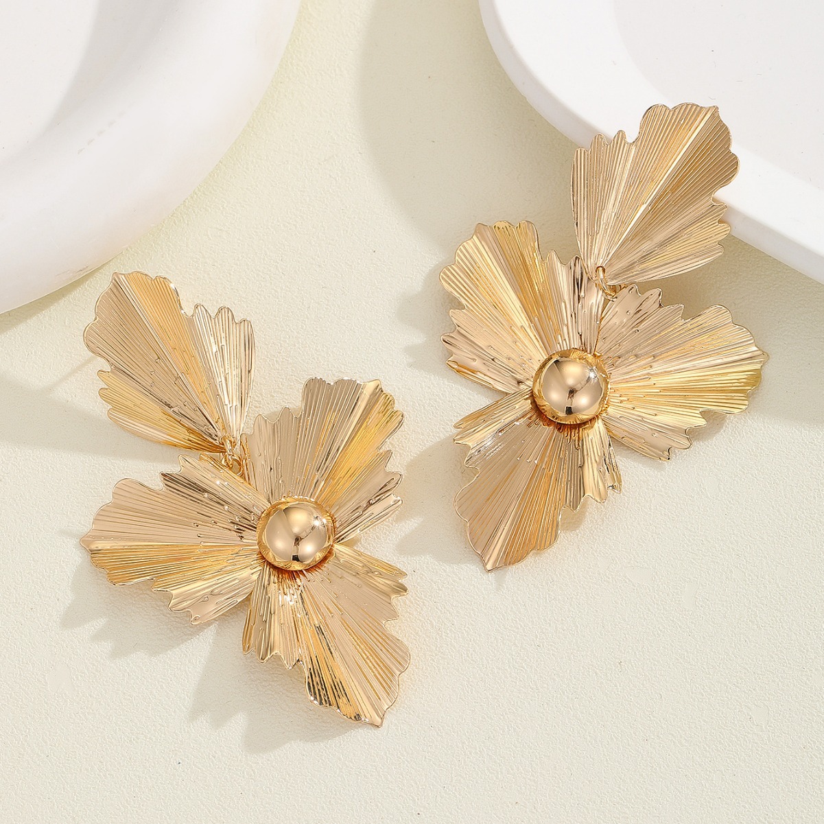 Nuevos aretes de oro exagerados de comercio exterior transfronterizo de Europa y Estados Unidos, diseño de hojas de alto nivel, pendientes irregulares para mujeres al por mayor