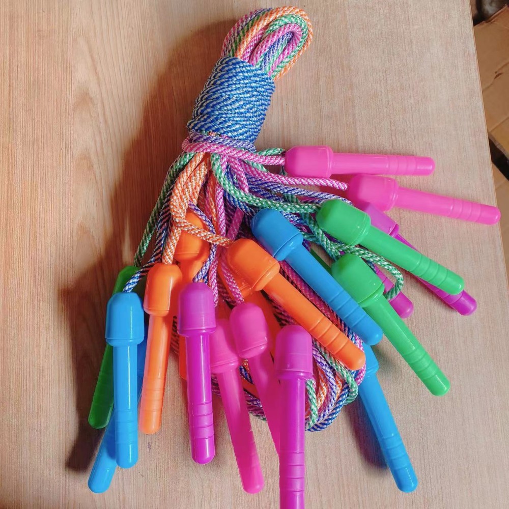 Mayorista de color engrosado cuerda de salto para niños jardín de infantes artículos deportivos manija de plástico estudiantes de primaria y secundaria granel de nylon image 7