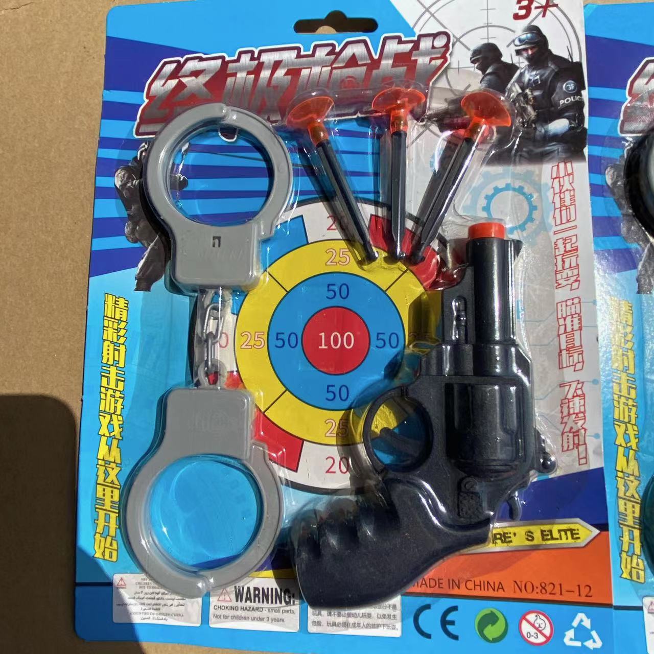 Juguetes para niños modelo de automóvil de plástico pistola arco y flecha tarjeta de succión pistola conjunto de anillo 2 yuanes tienda departamental al por mayor