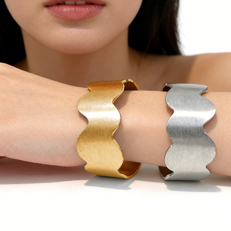 European and American Style Stainless Steel Wave-Pattern Bracelet with Brushed Design, Open-Ended Bangle, Niche High-End Feel, Non-Fading Titanium Steel Jewelry European and American Style Stainless Steel Wave-Pattern Bracelet with Brushed Design, Open-Ended Bangle, Niche High-End Feel, Non-Fading Titanium Steel Jewelry
