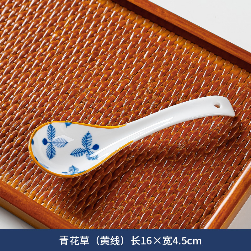 Cuchara de sopa pequeña de estilo japonés cuchara de cerámica azul y blanca creativa hogar engrosada mango curvo anti-escaldado comiendo cuchara de sopa al por mayor