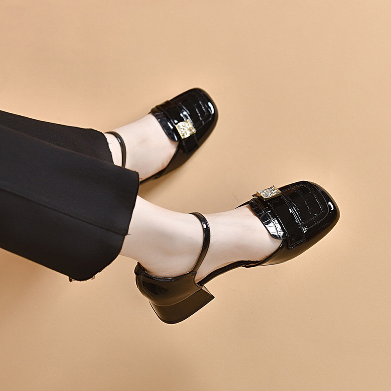 Sandal nữ quai ngang mũi kín da bóng gót thấp đế mềm — Màu đen
