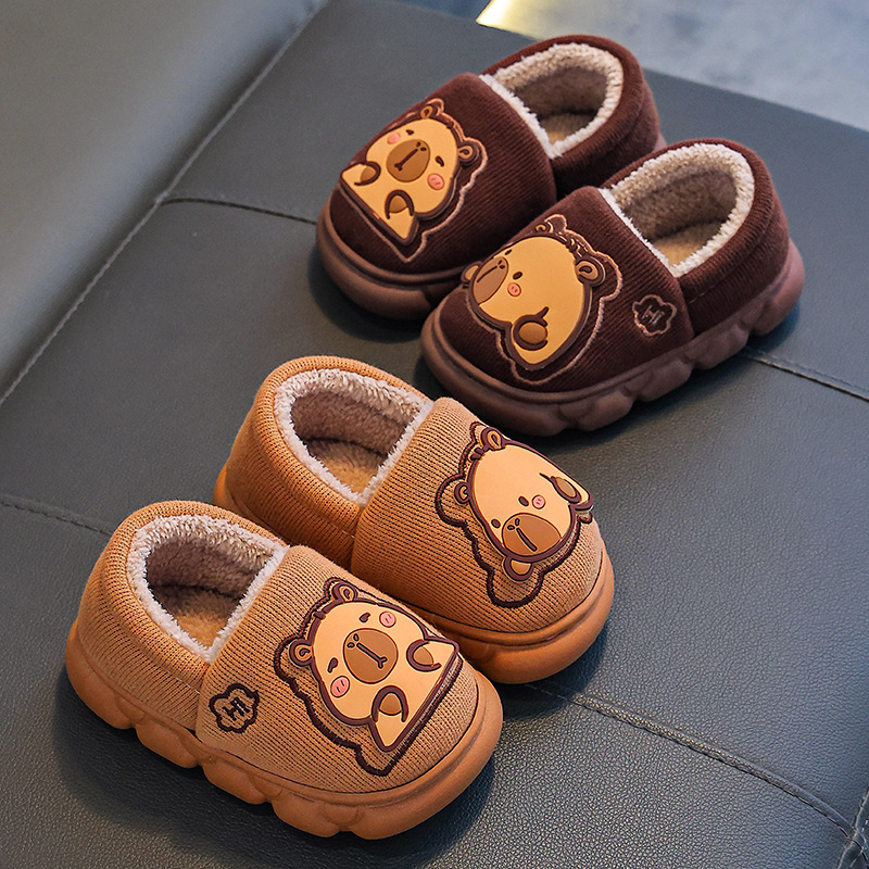 Capibara invierno zapatillas de algodón para niños, calentamiento y pelusa de fondo grueso, zapatos de algodón para niños de tamaño medio y grande.
