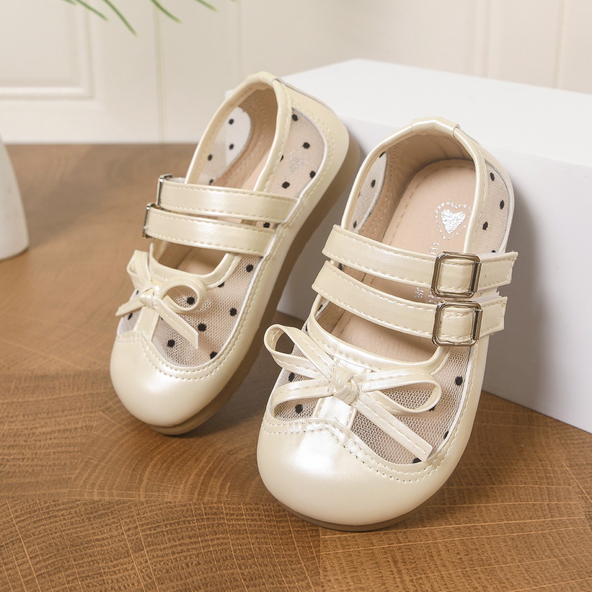 Sandálias princesa de niñas 2026 verano nuevo niño mallas transpirables zapatos Lefour arco bolsas suaves zapatos de cuero cabelludo image 3