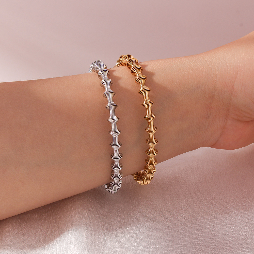 Moda europea y americana en forma de C apertura en espiral pulsera de acero inoxidable joyería resorte geométrico torsión al por mayor