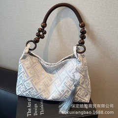 レトロな夏のバッグの女性2025の新しいモデルは、中国式のシングル肩の脇に国風刺繍のハンカチを包んでいます。