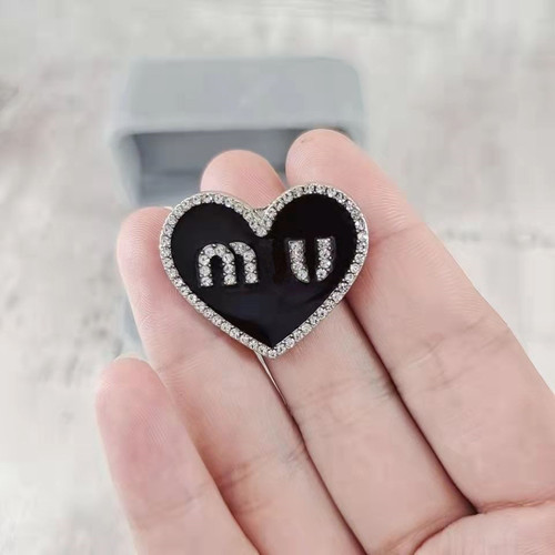 Heart-shaped Miu Miu brooch m home clothing accessories matching shoes hats bags accessories glue rhinestone alloy products
