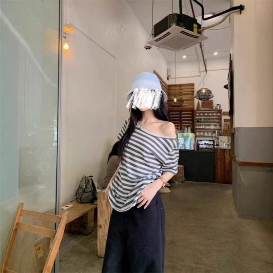 Asymmetrical Color-Block Knit Short-Sleeve T-Shirt for Women, Summer Style, Slim-Fit, Fashionable Off-Shoulder Top with a High-End Feel