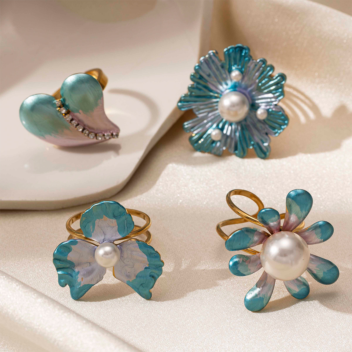 Anillo de acero inoxidable de estilo europeo y americano Tena, lujo ligero, plantas de nicho, flores, imitación de perlas, anillo de acero de titanio, venta caliente transfronteriza femenina