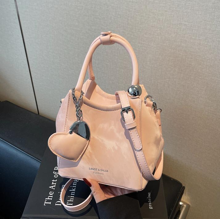 Nicho de diseño de bolsas de cubo de mano para mujeres 2025 nuevo estilo coreano bolso de hombro universal de moda retro bolso de mochila