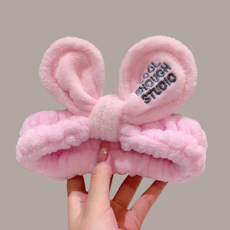 かわいいぬいぐるみのウサギの耳の顔を洗って髪を束ねます。手首に防湿袖の神器をつけます。|undefined