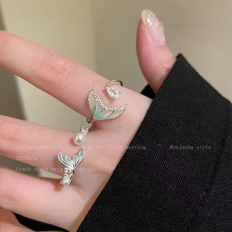 Gradient Fishtail Zircon Open Ring in Silver, Dark and Sophisticated, Fashionable, Minimalist, Niche, Exquisite, Versatile Ring