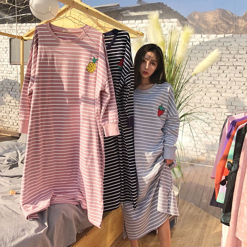 Primavera y otoño 2024 nuevo vestido de pijama de manga larga red rojo ins viento suelto bordado vestido de frutas a rayas ropa para el hogar