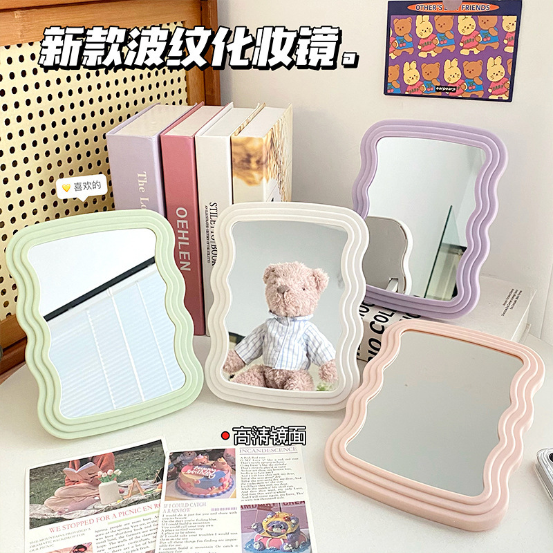 新しいアイデアの波の化粧鏡は簡単です。デスクトップの鏡寮の高級な波の形の化粧鏡は両用鏡です。|undefined