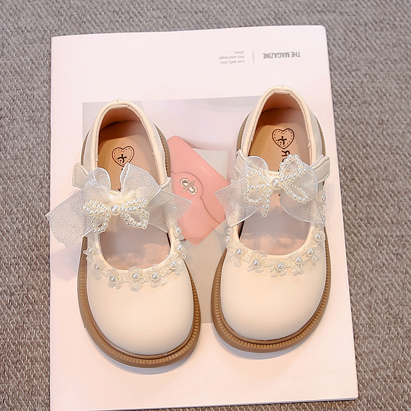 Zapatos de cuero de princesa para niñas 2025 primavera y otoño nuevos zapatos de suela suave de estilo occidental para niños zapatos de rendimiento para niñas con lazo de perlas
