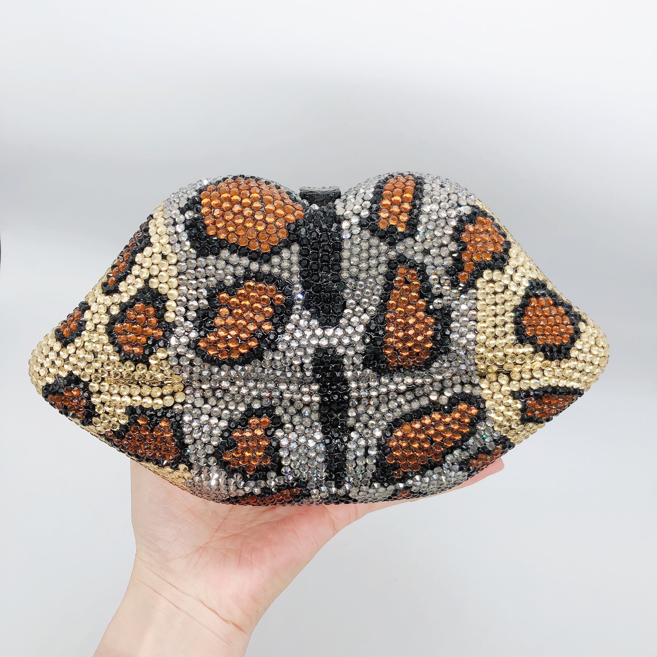 Túi clutch nữ cầm tay đính đá dạ tiệc họa tiết da báo viền môi — Vân báo chi tiết 6