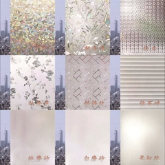 窓の花のガラスのシールは光を透過して不透明です。