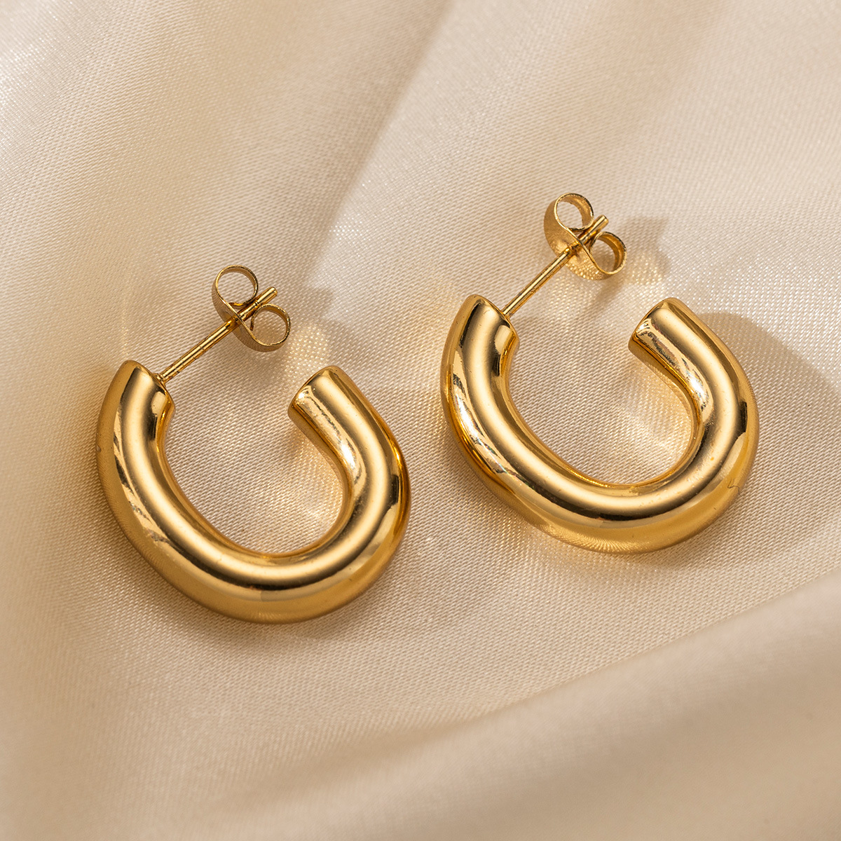 Taena Pendientes de acero de titanio transfronterizos europeos y americanos Mujeres que no se desvanece, amor a juego, semicírculo de oro de 18k, pendientes de acero inoxidable, estilo ins