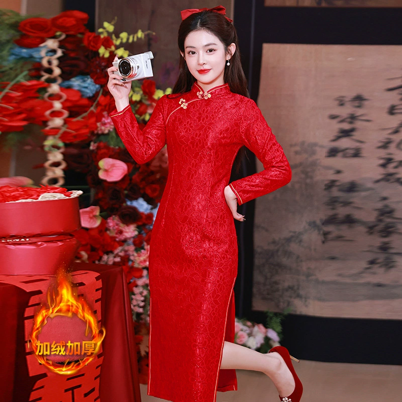 Настоящая фотография женщины, возвращающейся домой в красном чонсаме с длинными рукавами, на флисовой подкладке и утолщенном, новом торжественном награждении в китайском стиле, красном китайском платье.