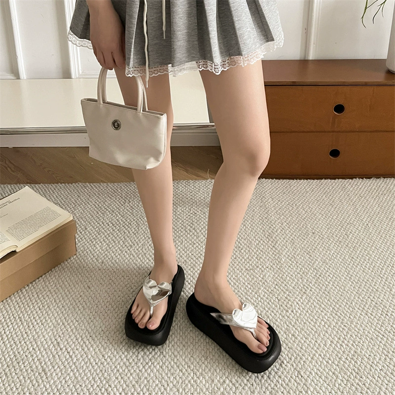 Женские пляжные шлепанцы на платформе с толстой подошвой в форме сердца, увеличивающие рост, новая модель 2025 года.